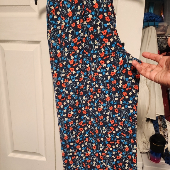 ATTENTION FLORAL CAPRI PANTS WITH POCKETS AND HAVE TO PUT A BELT TOO. - Picture 15 of 17